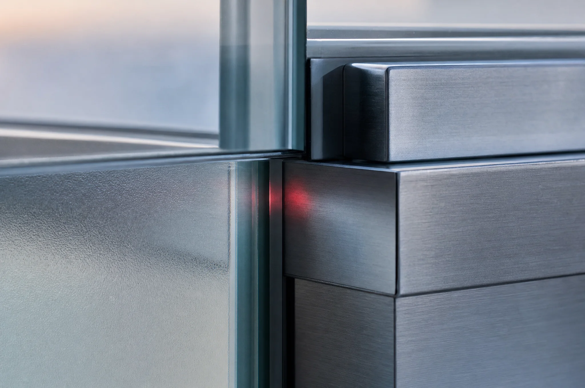 Mattglas und Aluminium